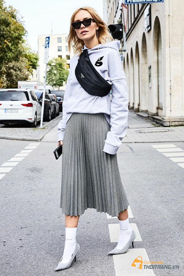 Phối áo hoodie với chân váy midi